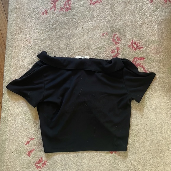 NWOT Amante crop tee with collar and ring detail with rucching on the front. - Picture 5 of 7